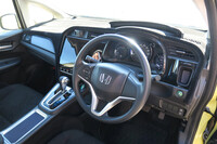 「知能化運転支援技術」では、新しいインターフェイスの開発も重要である。試作車にはドライバーの状態を監視するカメラや、“危険”の方向と重要度を示すインジケーターを装備。シートにも警報用のスピーカーやバイブレーターが内蔵され、シートベルトには乗員に警戒を促す際に用いる巻き上げ機能が備わっていた。