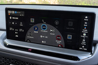 ダイヤル操作と連動してディスプレイには選択項目が表示されるが、いわゆる「戻る」「キャンセル」の操作もかんがみると、直感的に操れるという段には至っていない印象だった。