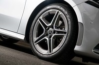 オプションの「AMGライン」装着により、テスト車は18インチタイヤを履いていた（標準は16インチ）。タイヤ銘柄は「ブリヂストン・トランザT005」。