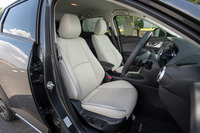 「Lパッケージ」に装備されるフルレザーシート。今回の改良により、「CX-3」には高減衰ウレタンを採用した新シートが採用された。