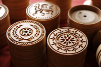 完成したコルツェッティの木型。使い方を説明すると、最初に図柄がない凹面（写真右上）でパスタ生地をくり抜き……