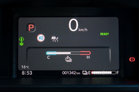 「N-VAN」は針式のアナログメーターのところ、こちらはぜいたくなフル液晶メーターを装備（商用特化グレードは別）。サイズは「N-BOX」と同じ7インチ。