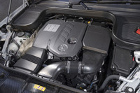 直6モデルが主力のため、エンジンルームの前方にはだいぶゆとりがある。「GLEクーペ」には4気筒モデルの設定がない。