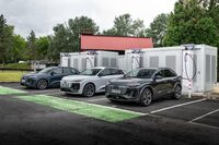 「Q6 e-tron」は出力270kWまでの超急速充電に対応しているが、今回の試乗では、その恩恵にあずかる機会はなかった。