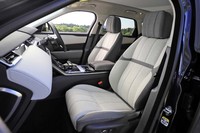 試乗車の前席には20Wayの電動調節機構のほか、ヒーター＆クーラー、メモリー、マッサージ機能が備わっていた。セットのオプション価格は87万円。