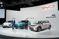 2022年7月21日に行われた発表会の会場より、BYDジャパンの劉 学亮社長（写真向かって左）と、BYDオートジャパンの東福寺厚樹社長（右）。
