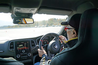 トム先生のドライブする「メガーヌR.S.」のリアシートに乗り込む。ここで筆者はきっかけをつかんだ。