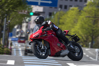 フロントには「V4 R」とほぼ共通の軽量・高剛性なフレームを新採用。フロントフォークのマウント位置を下げたり、リンクロッドを短くしたりと、各所にミリ単位で手が加えられている。