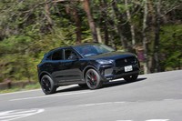 249ps仕様車の動力性能は、最高速が230km/h、0-100km/h加速が7.0秒と公表されている。