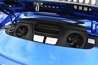 リアフードを開けても、冷却ファンと液類の補充口が見えるのみ。今日の「911」シリーズでは、エンジンの姿を拝むことはできない。