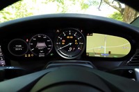 センターのエンジン回転計のみ機械式で、左右には7インチの液晶ディスプレイを配置。伝統の5連メーター風のデザインはもちろんのこと、ステアリングに備わるスイッチで写真のようにナビ画面にも切り替えられる。