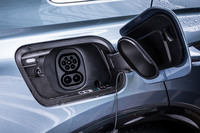 欧州仕様のコネクターに対応する充電用ポートを右リアフェンダーに設置。システム電圧400Vのテクノロジーを用いた総容量82kWhの駆動用リチウムイオンバッテリーは、前後アクスル間の床下に搭載される。