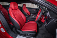 ダイヤモンドのモチーフ1個あたりに712本のステッチが入れられた「ダブル・イン・ダイヤモンド」と呼ばれる上質なキルティング表皮が目を引くフロントシート。ヒーターやベンチレーション、マッサージ機能も備わっている。