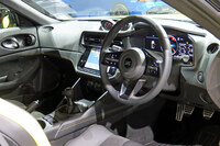 メーターなどがデジタル化されたコックピットまわり。