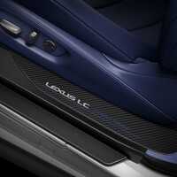 サイドシルには限定車であることを示すプレートが貼られている。