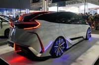 光量を落とした、ブースのメインステージ。展示車両の“光のカスタマイズ”が印象的だった。