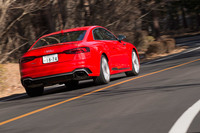 新型の直噴ターボエンジンと軽量ボディーは、動力性能の向上だけでなく高効率化にも寄与。NEDC計測では、従来モデルより17%の燃費改善を実現しているという（欧州仕様車）。