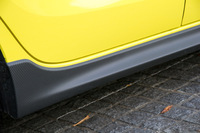 空力性能の向上に寄与するロアまわりのボディーパーツには、カーボン調の装飾が施されている。