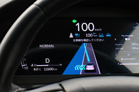 車線変更支援（というかもはや自動車線変更）の機能は、おおむね「ホンダセンシングエリート」のそれに準じたもの。低速の前走車があった場合などは、クルマが自動で車線変更の必要性を判断。追い越し後も自動で走行車線に戻る。またナビに目的地を設定している場合、インターや分岐に近づくと左車線に車線変更する。