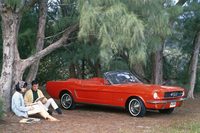 「フォード・マスタング」
	1964年に発売され、豊富なオプションを用意したフルチョイスシステムで人気となった。ポニーカーと呼ばれるジャンルを確立し、日本のスペシャルティーカーにも影響を与えたといわれる。