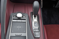 トランスミッションはCVTだが、10速の変速挙動を実現するために、モーターを活用してエンジン回転数を変化させる模擬変速制御を採用している。