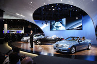 2010年のデトロイトショーにおいて、プレスカンファレンスに臨むダイムラーのディーター・ツェッチェCEO。