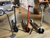 「フィアット500」の電動キックスケーターは439ユーロ（約5万6000円）。モーター出力は350Wで、満充電からであれば20～25kmほど航続できる。