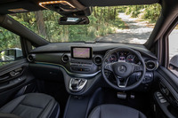 曲線と曲面で構成されるダッシュボード。エアコンの吹き出し口は、今回のマイナーチェンジによって最新のメルセデス・ベンツ各車に用いられるタービン型のデザインに変更された。ドリンクホルダーを内蔵するセンターコンソールボックスの形状も、リニューアルされている。