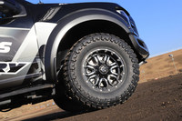 サイドウオールに施されたバットレスデザインが目を引く「OPEN COUNTRY M/T」。ぬかるみにはまり込んだ際などに、強力なトラクションを発生する。