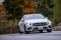 「A35 4MATIC」の4WDは、前後100：0～50：50の駆動力可変配分システムを採用。コーナーの立ち上がりでは、路面が多少ぬれていても安定感ある加速が味わえた。
