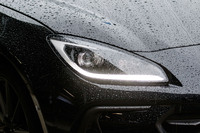 どちらも外観上の変更点はデイタイムランニングライトの採用のみ。「BRZ」（写真）は「カップカーベーシック」以外の全グレードが、「GR86」は「RZ」グレードのみが装備する。