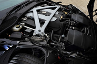 アストンマーティンがターボエンジンを採用するのはこれが初。気筒休止システムやアイドリングストップ機構を備えるなど、環境性能にも配慮がなされている。