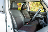 合皮のシートには小さな穴が無数に開けられており、籠目模様を描き出す。着座感は柔らかめ。