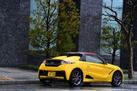 「S660モデューロX」のボディーカラーは4種類。写真の「カーニバルイエローII」のほか、「プレミアムスターホワイト・パール」「アラバスターシルバー・メタリック」「フレンチブルー・パール」が選べる。