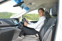 新型の開発を取りまとめた中川さん。家庭では、3代目「オデッセイ アブソルート」のステアリングも握る。