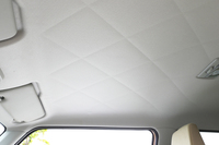 ルーフには、キルティングの生地を思わせる加工が施されている。
    