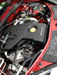 1.5dCiディーゼルエンジンは基本的に「ルノー・トゥインゴ」や「クリオ」などに搭載されているものと同じ。メーカー発表の市街地・郊外混合燃費は20km/リッターである。