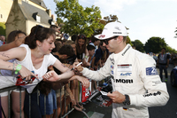 ファンにサインするポルシェのドライバー、ティモ・ベルンハルト。