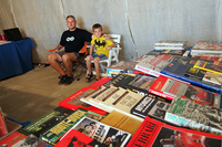 自動車古本ショップを出店していたのは、町内の骨董品店主ファブリツィオさんと、その息子だった。