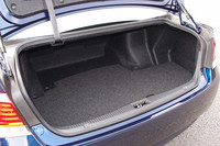 トランクルームの容量は、ガソリン車（写真）で552リッター、ハイブリッド車で450リッターが確保される。