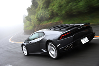 
    「ウラカンLP610-4」の駆動方式は4WDのみ。前後のトルク配分は通常のコンディションでは30：70で、状況により、50：50～0：100にまで変化する。
    