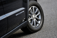 「ラレード」のタイヤサイズは265/60R18。テスト車にはオールシーズンタイヤの「クムホ・ソルウスKL21」が装着されていた。
    