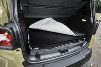 取り外したルーフパネルは付属する専用バッグに重ねて入れ、ラゲッジルームに収納する。ルーフパネルの重さは1枚約2.2kg。