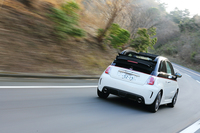 「アバルト595／595C」のエンジンやシャシーは、基本的に「アバルト500」の「エッセエッセキット」装着車と同じ。サスペンションには、KONI製のFSDショックアブソーバーが装備される。