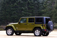 【スペック】
    アンリミテッドサハラ：全長×全幅×全高＝4705×1880×1845mm／ホイールベース＝2945mm／車両重量＝2000kg／駆動方式＝パートタイム4WD／3.8リッターV6OHV12バルブ（199ps／5000rpm、32.1kgm／4000rpm）／価格＝441万円（テスト車＝同じ）
    