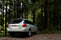 【スペック】
	3.0R：全長×全幅×全高＝4730×1770×1545mm／ホイールベース＝2670mm／車重＝1510kg／駆動方式＝4WD／3リッター水平対向6　DOHC24バルブ（250ps／6600rpm、31.0kgm／4200rpm）／車両本体価格＝300.0万円（テスト車＝345.5万円／クリアビューパック／濃色ガラス／VDC／クルーズコントロール／ビルトインDVDナビゲーションシステム／アイボリーレザーセレクション）
	(S)
	 