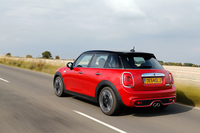 「クーパーS」の燃費性能は、欧州仕様では約18.2～18.5km/リッター（欧州複合モード）。2014年10月に発表された日本仕様は16.4km/リッター（JC08モード）となっている。