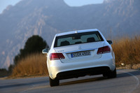 【スペック】E250：全長×全幅×全高＝4879×1854×1474mm／ホイールベース＝2874mm／車重＝1680kg／駆動方式＝FR／2リッター直4DOHCターボ（211ps/5500rpm、35.7kgm/1200-4000rpm）／燃費＝17.2km/リッター（NEDC＜新欧州ドライビングサイクル＞）（欧州仕様車）