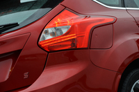 立体的なデザインが特徴のリアコンビランプ。その右下に見えるひし形のパネルは、給油口のフタである。
    