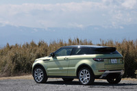 「イヴォーク」のエクステリアデザインは、2008年1月のデトロイトショーに出展されたコンセプトカー「LRX」のものを、ほぼそのまま踏襲する。今回のテスト車である3ドアモデルのほか、5ドアモデルもラインナップする。